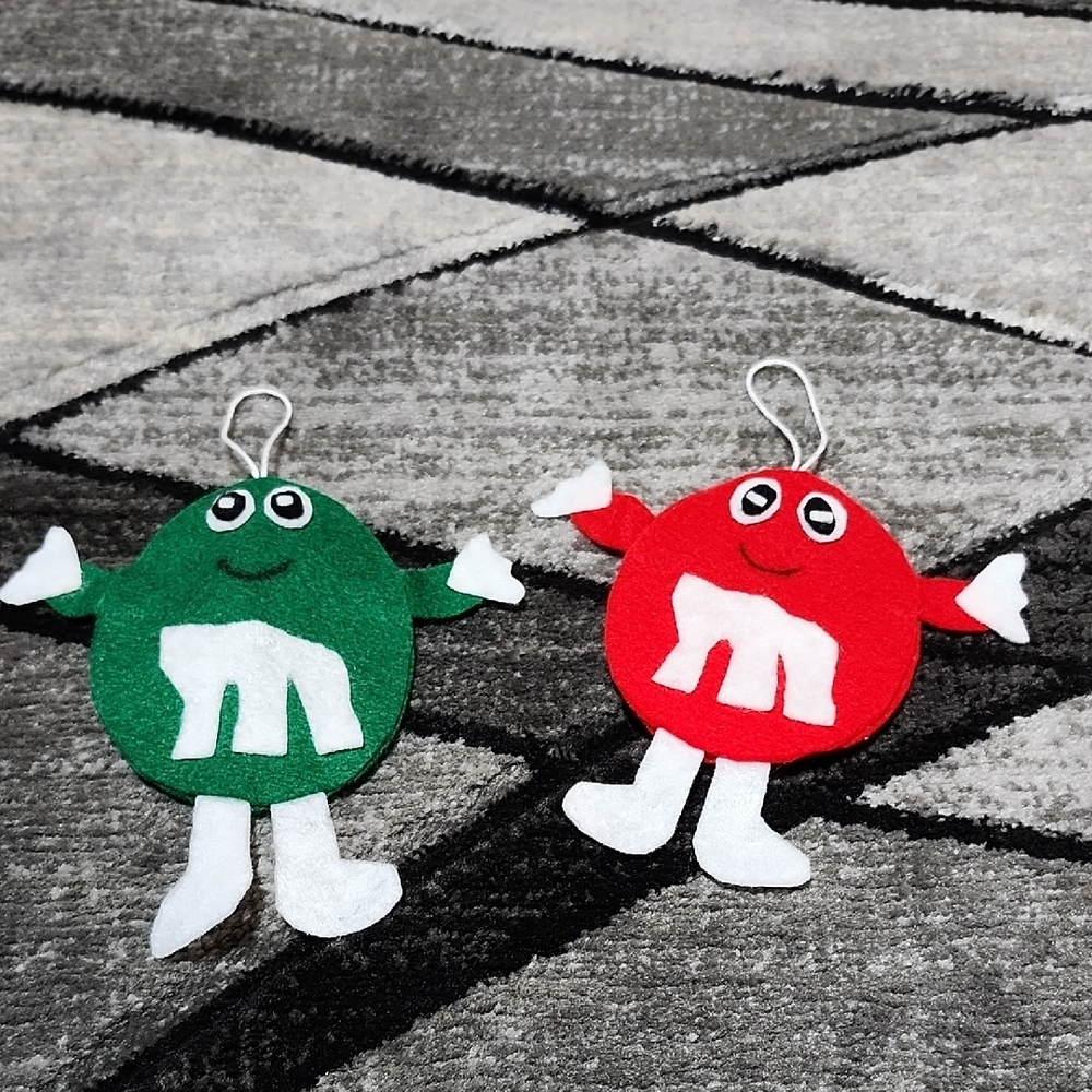 VINTAGE HANDMADE RED & GREEN M&M FLET ORNAMENT/HOLDER BUNDLE PRICE FIRM
